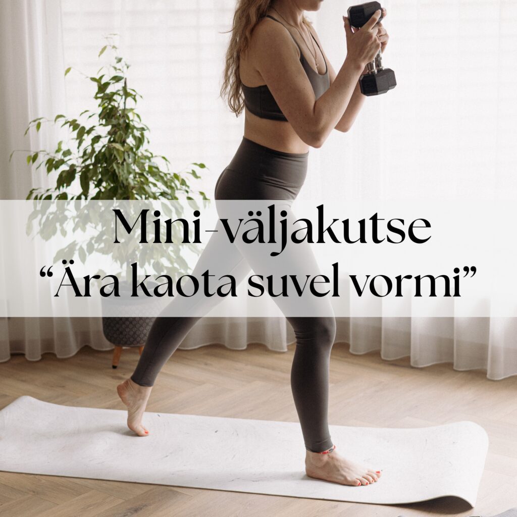 Treener koduses treeningriietuses hantlitega trenni tegemas. Mini-väljakutse „Ära kaota suvel vormi"